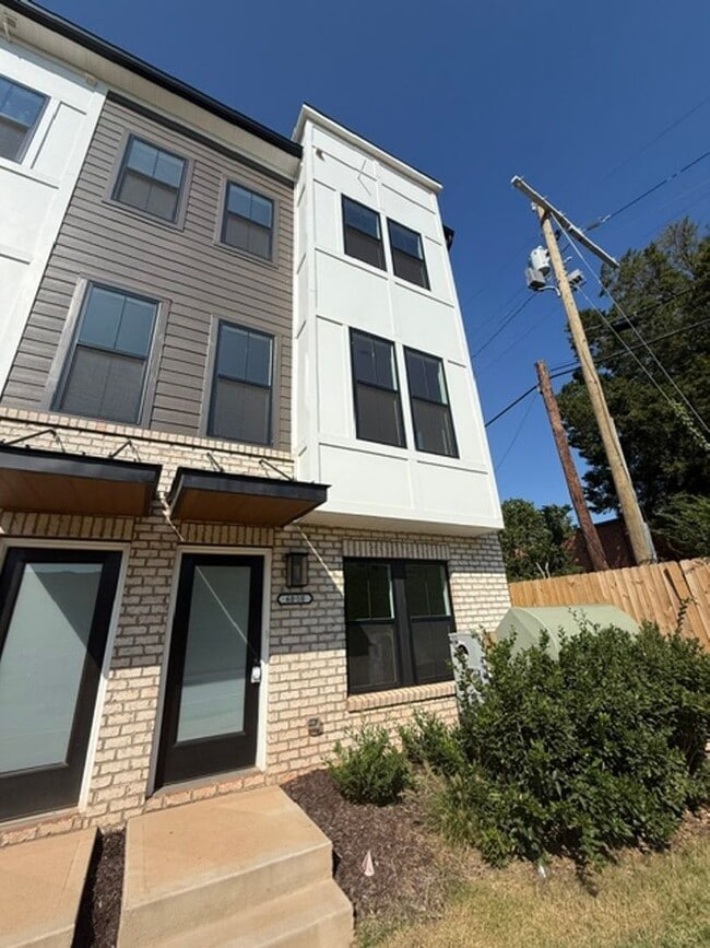 Building Photo - 6010 Old Pineville Rd