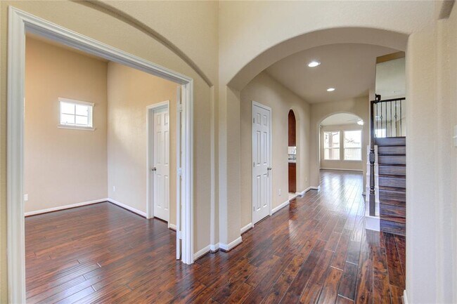 Building Photo - 6907 Stevenson Dr
