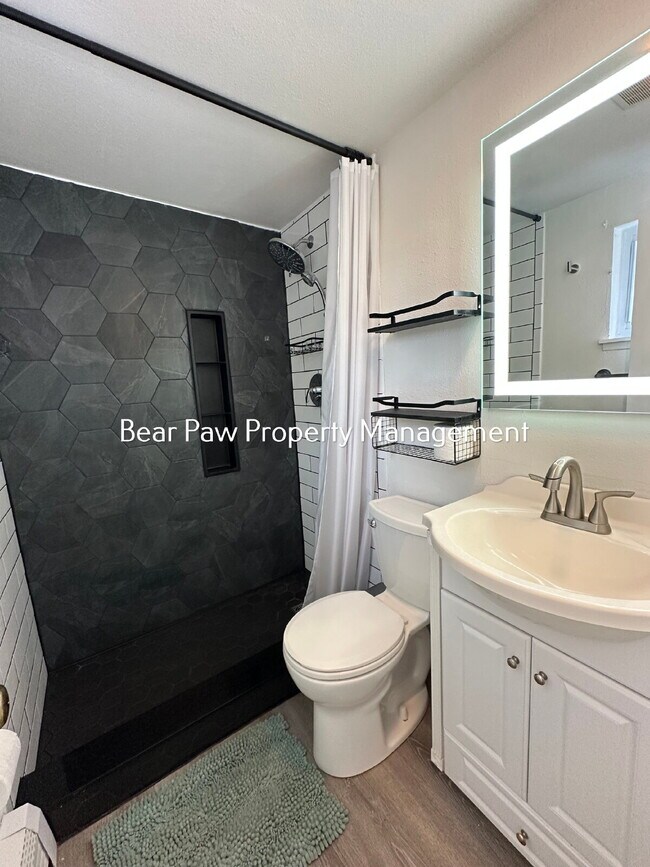 Building Photo - "Charming 3-Bedroom Retreat in Scenic Evergreen!
