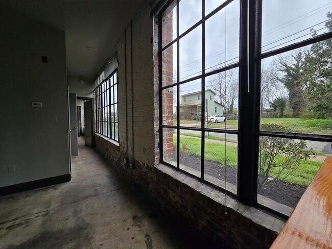 Building Photo - 123 Pine St