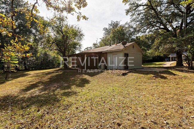 Building Photo - HALF-DEPOSIT SPECIAL!! Updated Brick 3 Bed 1 Bath Home with Huge Yard on Quiet Street!