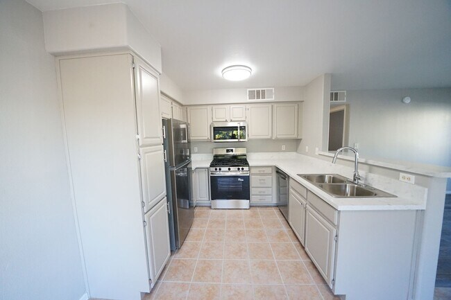 Building Photo - 5710 E Tropicana Ave