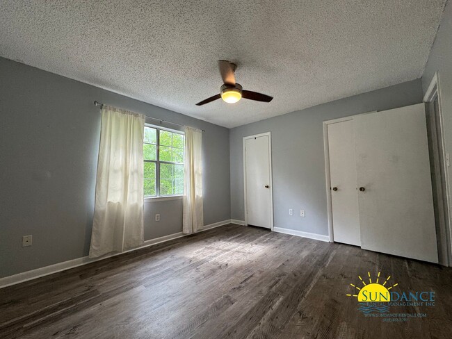 Building Photo - Adorable 2 Bedroom Home Centrally Located ...