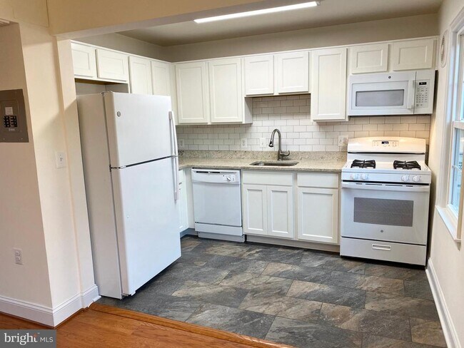 Building Photo - 1801 Belle View Blvd