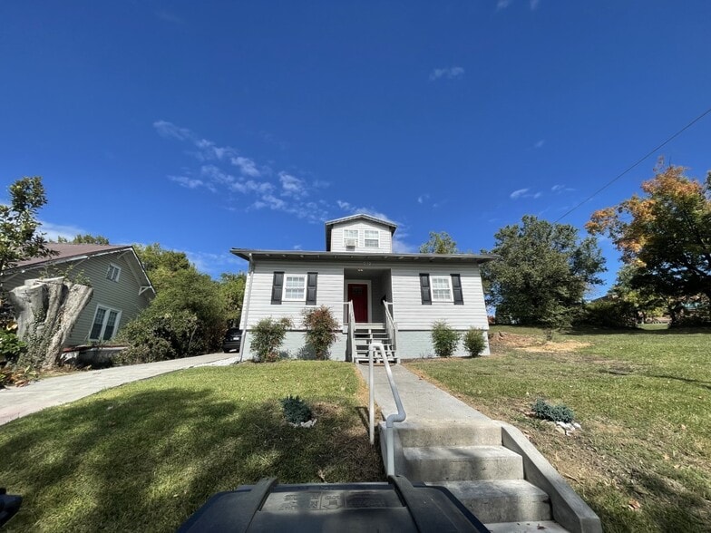 Building Photo - 122 W Wanola Ave
