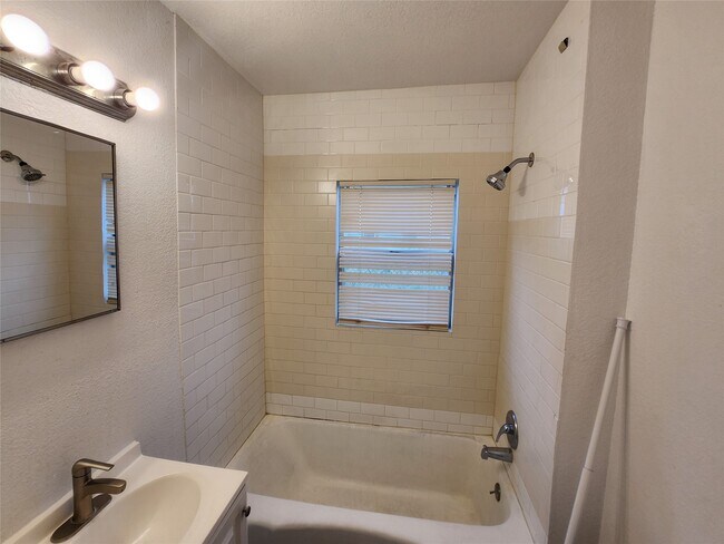 Building Photo - 3206 Anita St