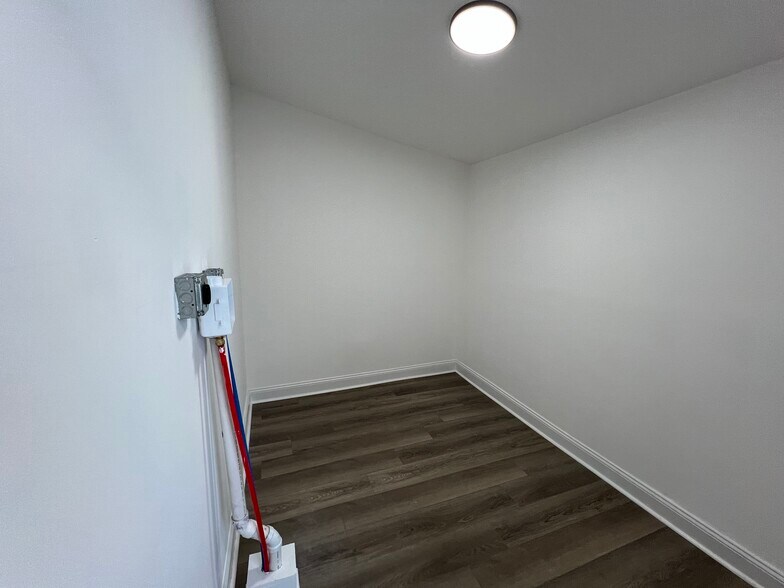 Building Photo - 921 W 3rd St