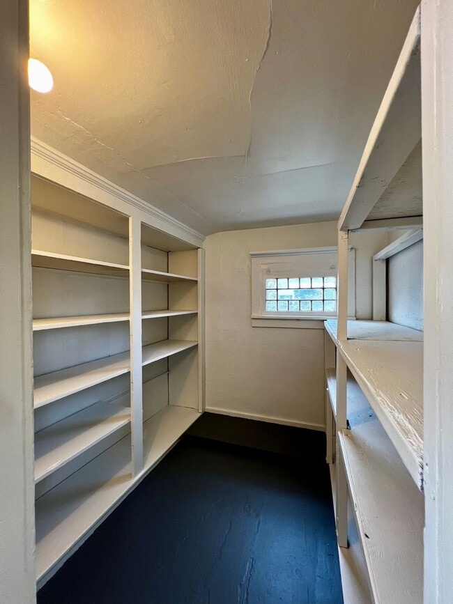 Building Photo - Non refundable and security deposit total:...