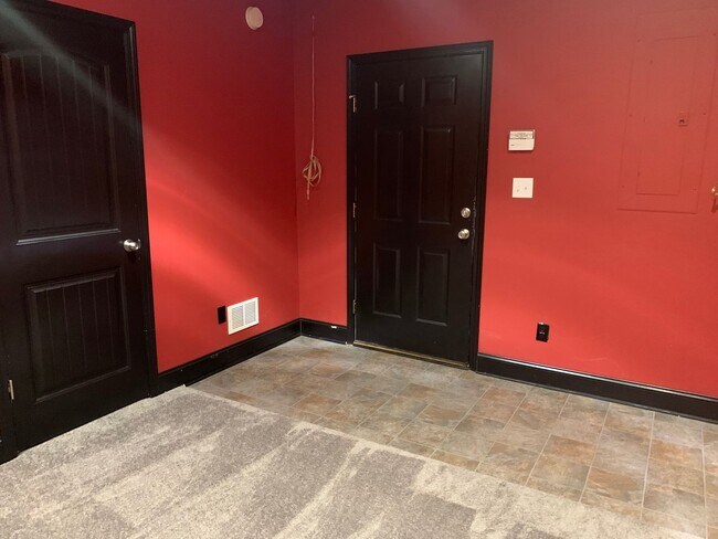 Building Photo - Lovely Eastside Townhome Condo Near Vet School- 3BR/3BATH!