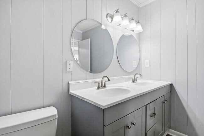 Building Photo - Majestic Maxwell