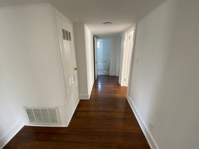 Building Photo - 702 Maupas Ave