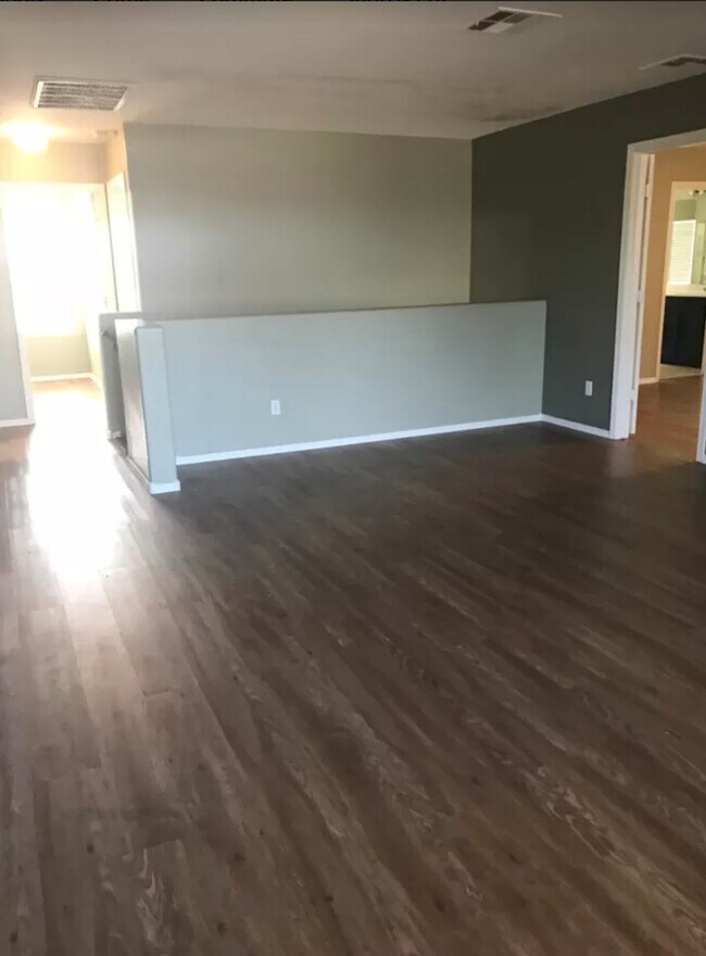Building Photo - Beautiful 3 Bedroom, 2.5 Bath Home w/Open Floor Plan and Loft! Large Backyard with Fire Pit! Wash...