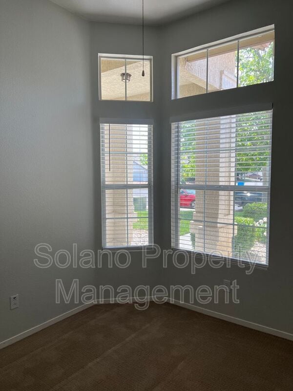 Building Photo - 480 Stern Dr