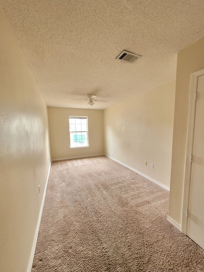 Building Photo - 647 Virginia Oak Ct