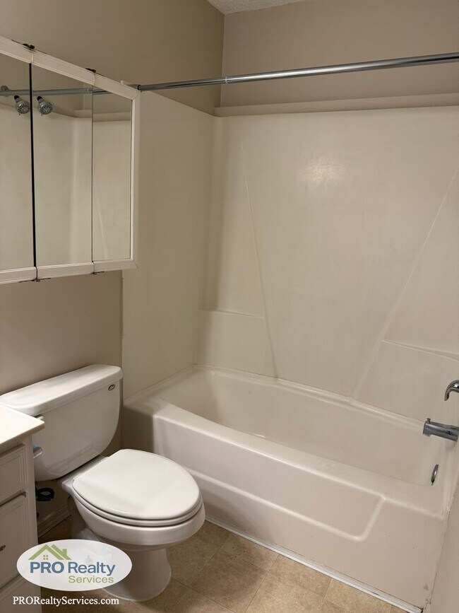 Building Photo - 2 Bedroom Townhouse **50% off January's Rent with a January 2026 Move In**