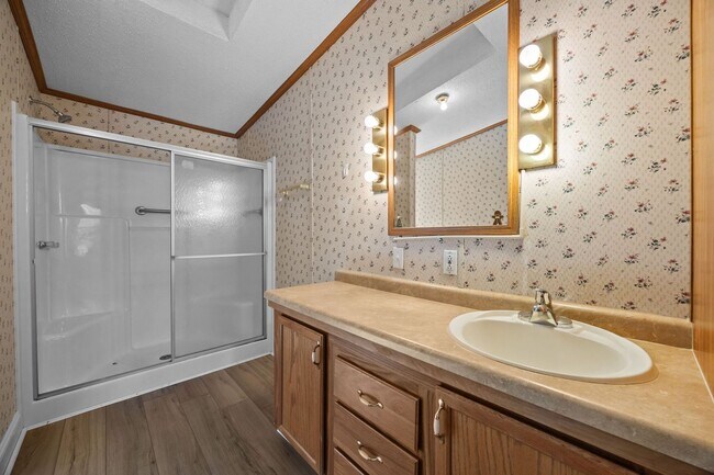 Building Photo - 4 bedroom 2 bathroom spacious home!