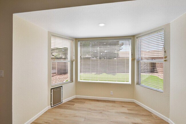 Building Photo - 7331 W Windrose Dr