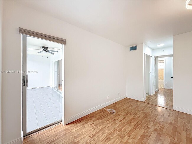 Building Photo - 1000 NE 14th Ave