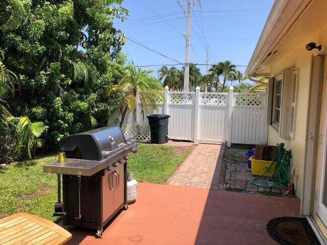 Building Photo - 6797 NE 7th Ave