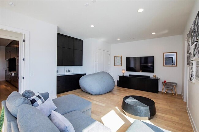 Building Photo - 4205 S Watercrest Dr