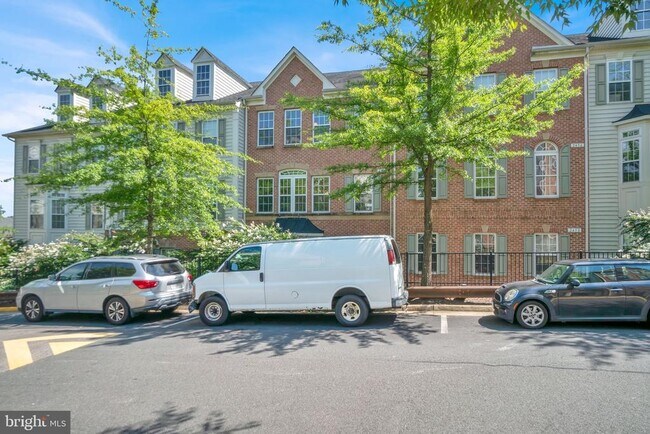 Building Photo - 2460 Eastbourne Dr