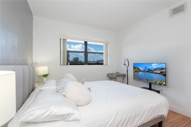 Building Photo - 8885 Fontainebleau Blvd