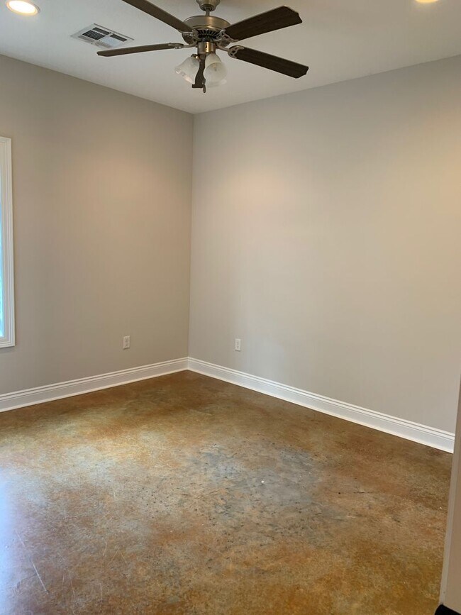 Building Photo - 3 Bedroom 2 bath Duplex for lease