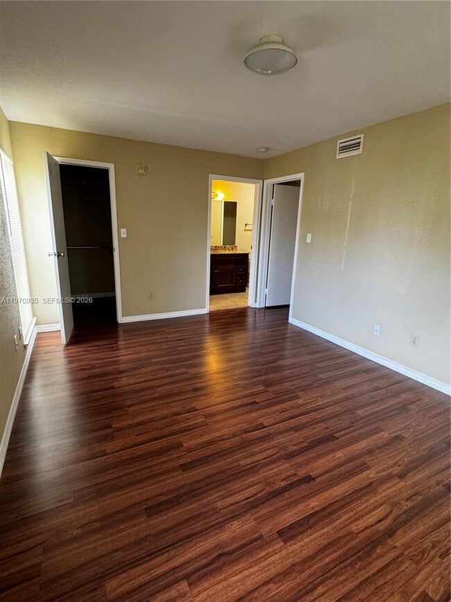 Building Photo - 977 Riverside Dr