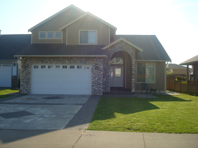 Primary Photo - Spacious 4 Bedroom Home in Ferndale!