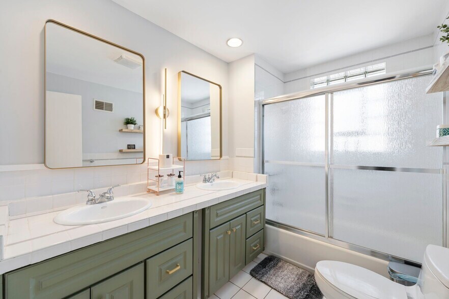 Building Photo - 8311 Kolmar Ave