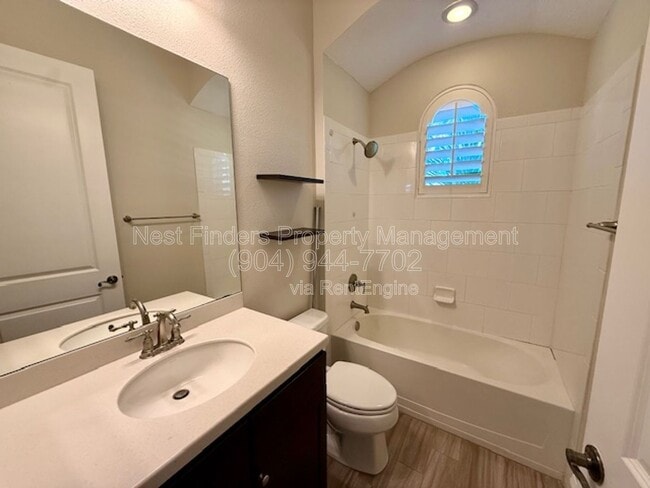 Building Photo - 628 Town Plaza Ave