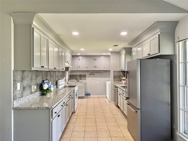 Building Photo - 8906 Leader St