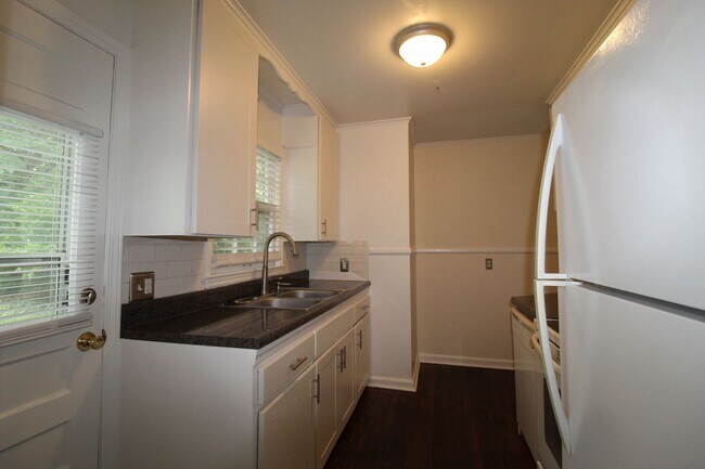 Building Photo - 2 Bedroom 1 Bath Home in Roeland Park