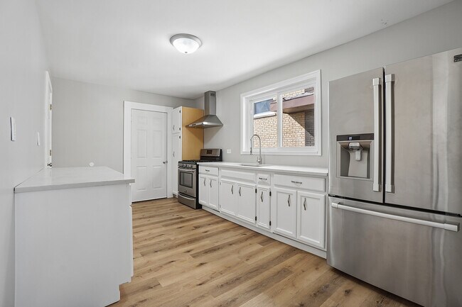 Building Photo - 906 State St