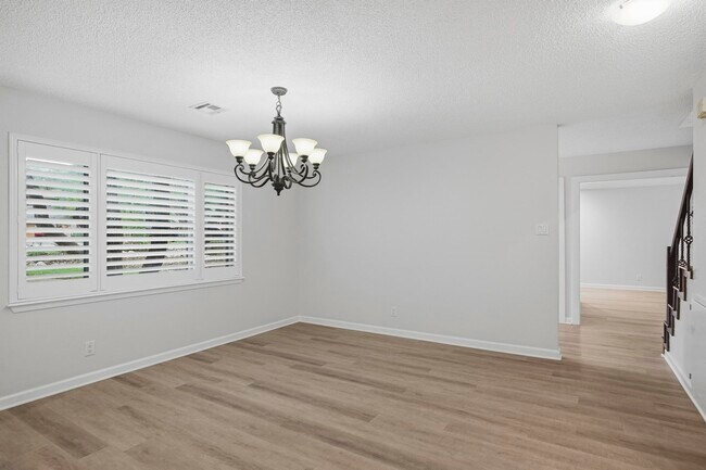 Building Photo - 1906 Hillingway St