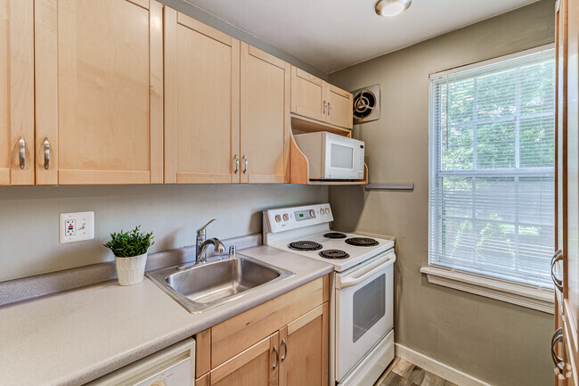 Kitchen - 109 E Glebe Rd