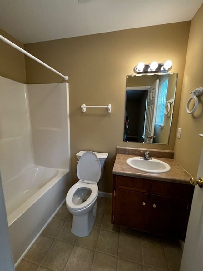 Building Photo - 2 Bedroom 2 Bath Duplex with Garage