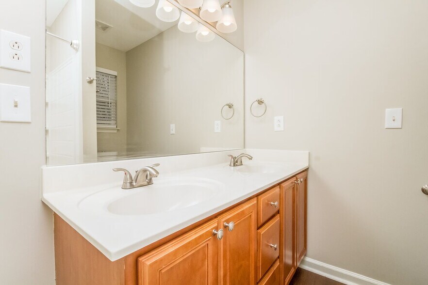 Building Photo - 843 Kanatak Ln