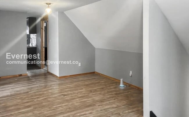Building Photo - 1 Bed, 1 Bath with Off-Street Parking / Pet-Friendly / Vouchers Accepted / Available Now!