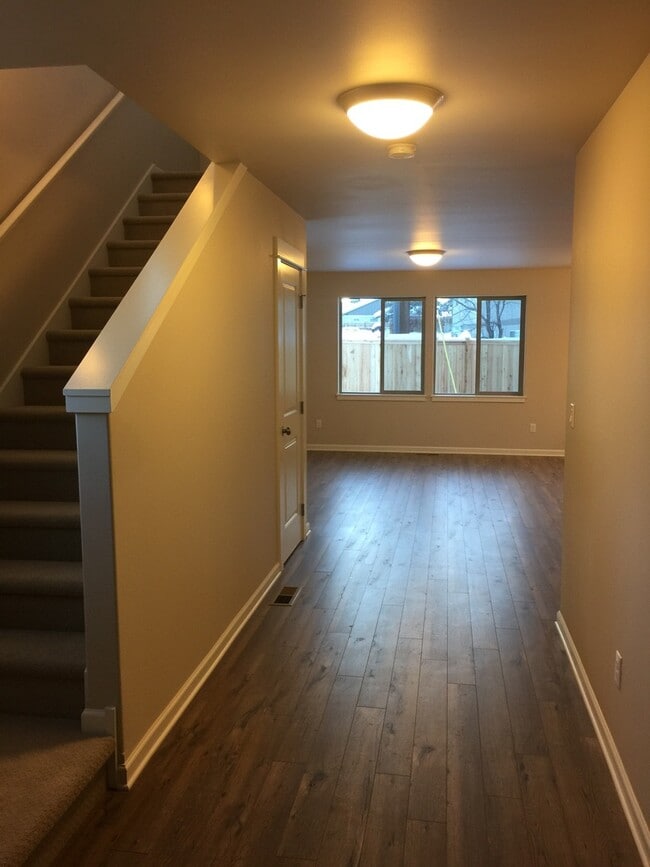 Building Photo - SE Bend, LIKE NEW Townhouse, 3 Bedrooms, 2 1/2 Baths, Garage, Gas Heat, Patio