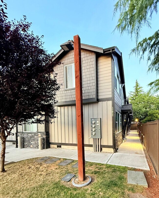 Building Photo - Rainier View Court Townhomes - Contemporar...