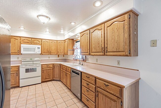 Building Photo - **Charming 3-Bed, 2.5-Bath Home in Idaho F...