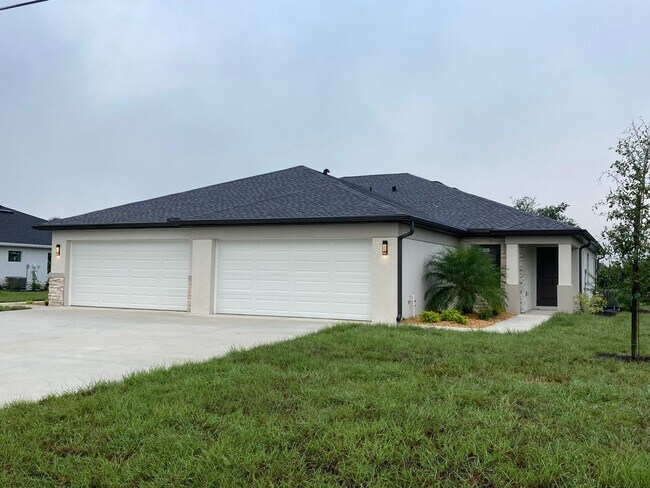 Building Photo - 1392 San Cristobal Ave