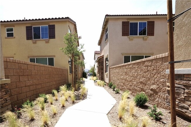 Building Photo - 136 Trellis Ct