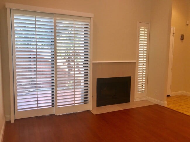 Building Photo - Beautiful and spacious multilevel townhouse in model home condition