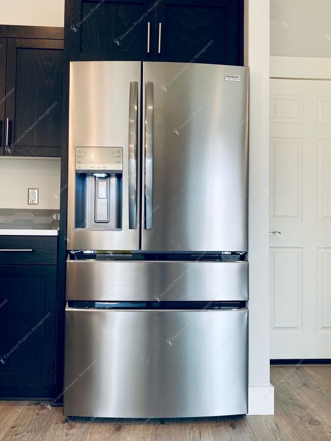 Building Photo - 3BR SE Bend home in great neighborhood wit...