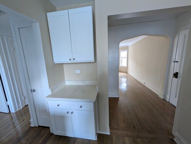 Building Photo - 6709 N Greenview Ave