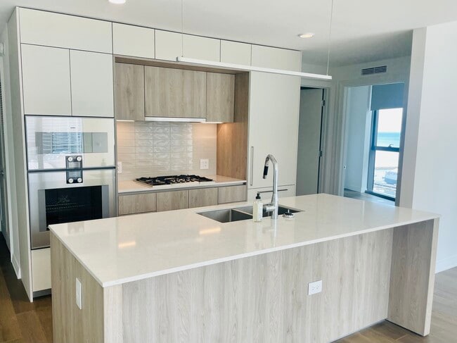 Building Photo - 211 N Harbor Dr