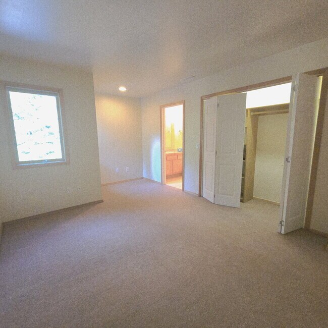 Building Photo - 2 Bedroom 2.5 bathroom near Golf Course