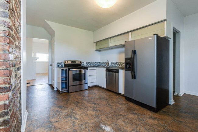 Building Photo - 2823 Cobden St